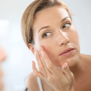 Les crèmes anti-âges sont-elles vraiment efficaces ? - Dado Cosmetics