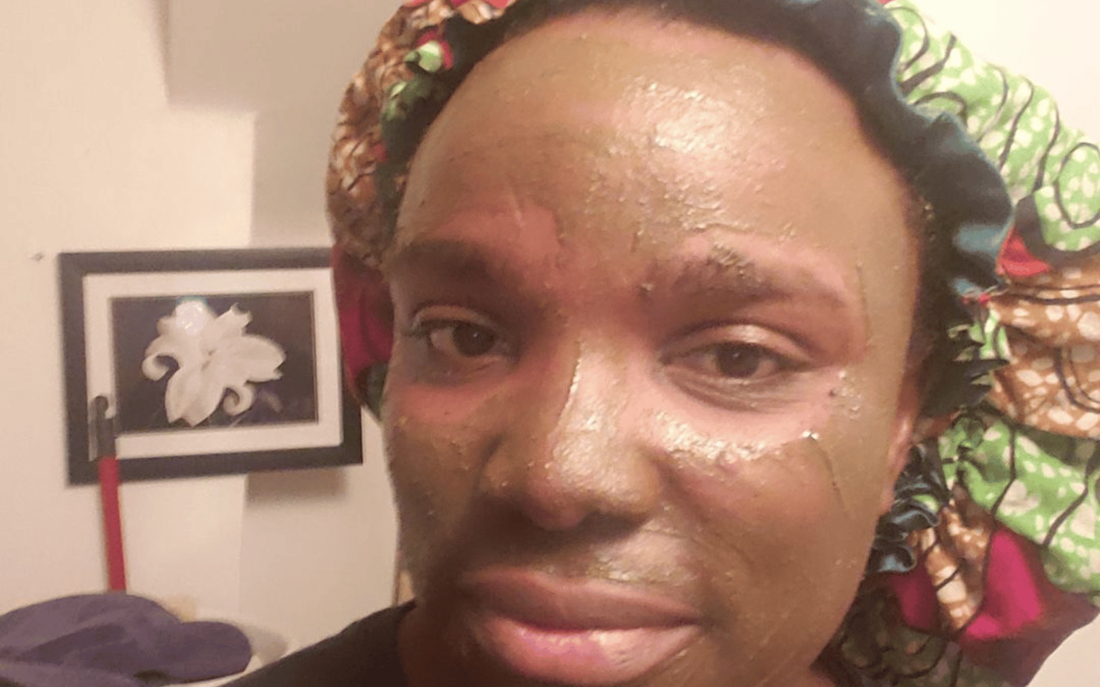 Témoignage cliente qui porte le gommage et masque Mahona sur le visage