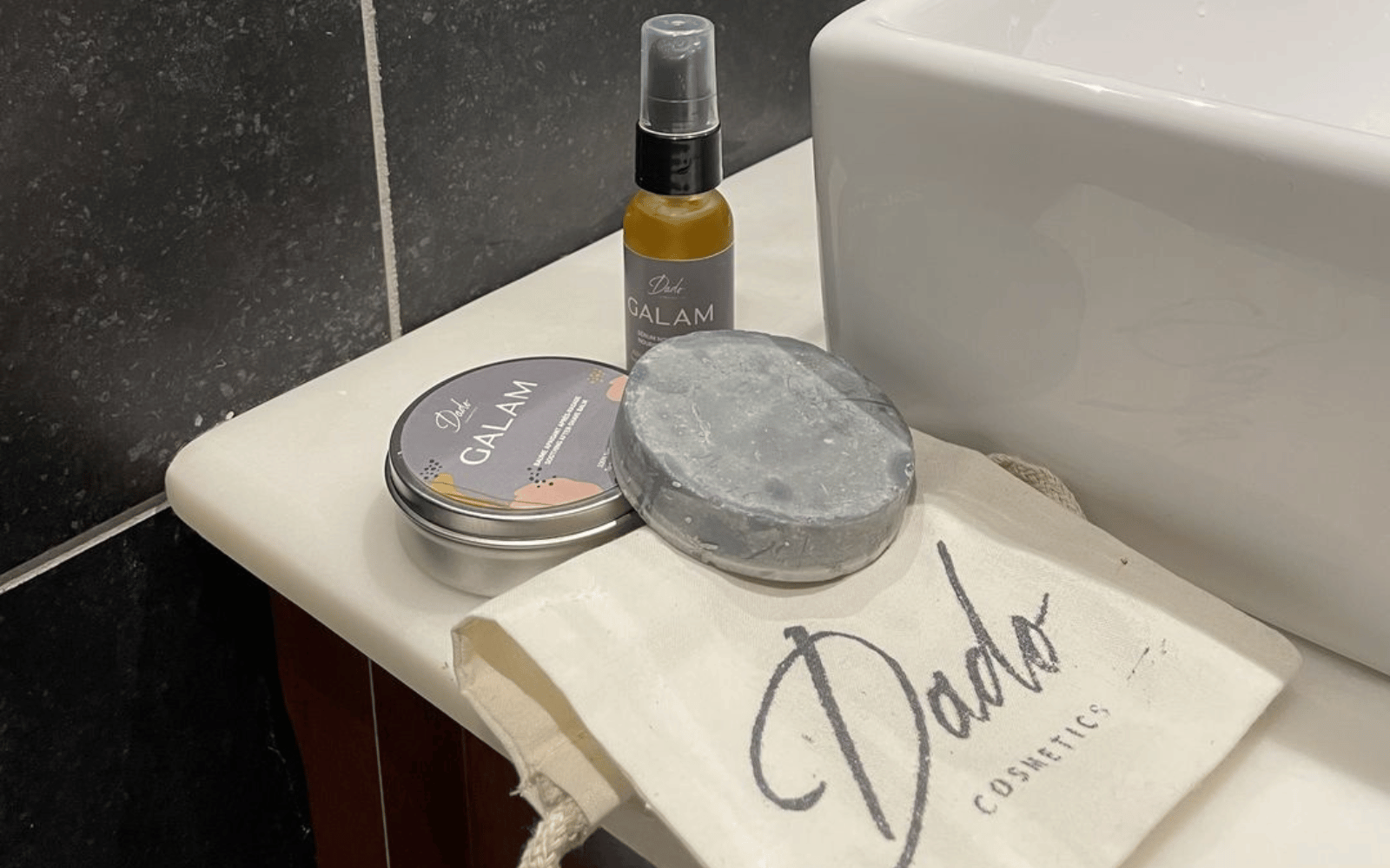 3 Soins naturels de Dado Cosmetics pour homme sur un comptoir de salle de bain