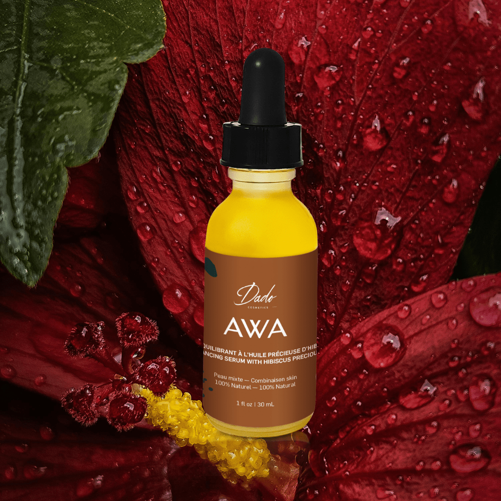 Sérum AWA de Dado Cosmetics entouré de fleurs d&#39;hibiscus rouges avec gouttes d&#39;eau, soin anti-taches naturel